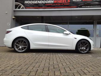 BORBET VELGEN Y2 IN 20 INCH HYPER SILVER GEMONTEERD ONDER EEN TESLA MODEL 3 