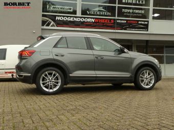 BORBET VELGEN W ZILVER 17 INCH GEMONTEERD MET WINTERBANDEN ONDER EEN VW T-ROC