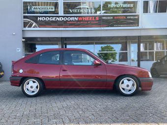 BORBET VELGEN A ZILVER GEPOLIJST IN 15 INCH GEMONTEERD ONDER EEN OPEL KADET 