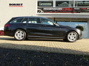 BORBET VELGEN XRT ZILVER 17 INCH ZILVER MET WINTERBANDEN EN TPMS SENSOREN GEMONTEERD ONDER EEN MERCEDES C KLASSE 