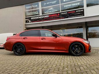 BORBET VELGEN XRT BLACK 19 INCH MET PIRELLI WINTERBANDEN GEMONTEERD ONDER EEN BMW 3 SERIE 