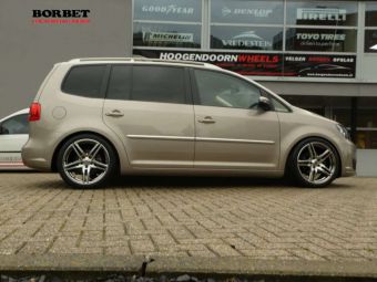 BORBET XRT REFLECTIC 18 INCH VELGEN GEMONTEERD IN VOLKSWAGEN TOURAN