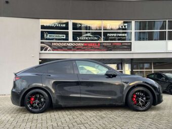 BORBET Y BLACK IN 19 INCH GEMONTEERD ONDER EEN TESLA MODEL Y