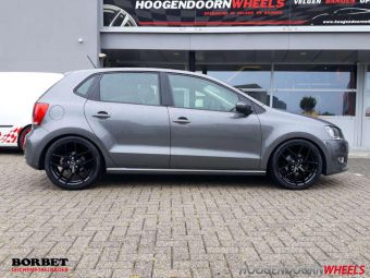 BORBET VELGEN Y GLANS ZWART IN 17 INCH GEMONTEERD ONDER EEN VOLKSWAGEN POLO 