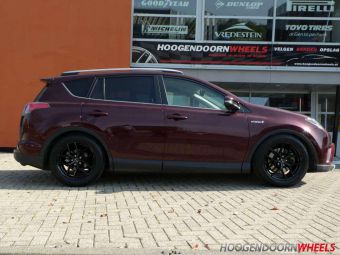 BORBET VELGEN Y GLOSSY BLACK IN 18 INCH GEMONTEERD ONDER EEN TOYOTA RAV 4