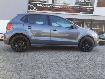 BORBET VELGEN Y GLOSSY BLACK IN 17 INCH GEMONTEERD ONDER EEN VW POLO 