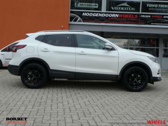 BORBET VELGEN Y BLACK IN 18 INCH GEMONTEERD ONDER EEN NISSAN QASQAI MET WINTERBANDEN EN TPMS SENSOREN ZWART 