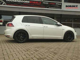 BORBET VELGEN Y GLANS ZWART IN 17 INCH GEMONTEERD ONDER EEN VOLKSWAGEN GOLF 7 