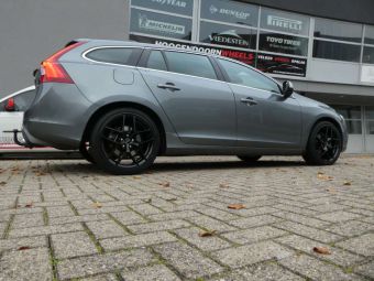 BORBET Y ZWART 18 INCH MET WINTERBANDEN GEMONTEERD ONDER EEN VOLVO V60