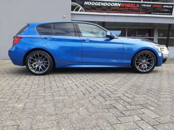 BREYTON RACE GTS 18 INCH BREEDSET IN MATT GUN GEMONTEERD ONDER EEN BMW 1 SERIE 