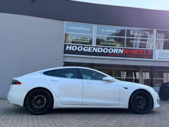 BREYTON LS MATT BLACK IN 21 INCH GEMONTEERD ONDER EEN TESLA MODEL S