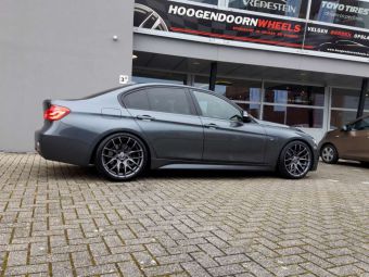 BREYTON RACE GTS IN 19 INCH MATT GUN BREEDSET GEMONTEERD ONDER EEN BMW 3 SERIE 