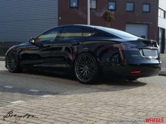 BREYTON VELGEN SPIRIT R ANTRACIET IN BREEDSET 21 INCH GEMONTEERD ONDER EEN TESLA MODELS 