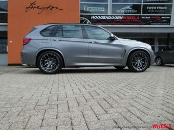 BREYTON VELGEN GTS MAT GUN 20 INCH VELGEN IN BREEDSET GEMONTEERD ONDER EEN BMW X5 