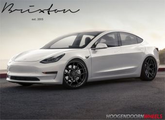 Brixton RF7 Satin Black gemonteerd onder een Tesla 3