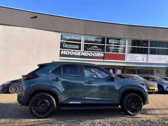 BROCK B24 BLACK IN 17 INCH GEMONTEERD ONDER EEN TOYOTA YARIS CROSS