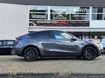 BROCK VELGEN B32 MATT BLACK IN 20 INCH GEMONTEERD ONDE3R EEN TESLA MODEL Y