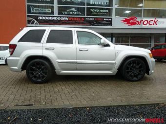 BROCK B32 ZWART IN BREEDSET 8.5 EN 10.5 X 20 GEMONTEERD ONDER EEN JEEP GRAND CHEROKEE MET 255/45/20 EN 285/40/20 BANDEN