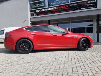 BROCK B38 VELGEN IN HET BLACK GEMONTEERD ONDER EEN TESLA MODEL S 