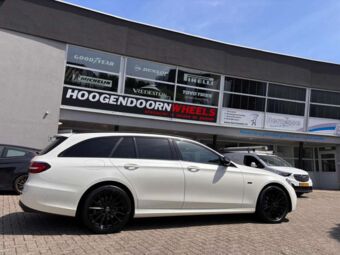 BROCK B43 BLACK GLOSSY IN 19 INCH GEMONTEERD ONDER EEN E-KLASSE