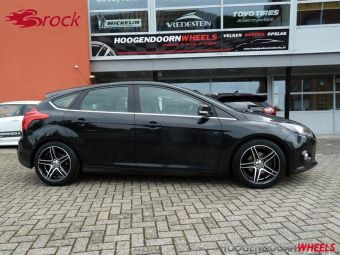 BROCK VELGEN ZWART GEPOLIJST GEMONTEERD ONDER EEN FORD FOCUS IN 17INCH 