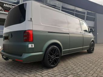 BROCK B41 BLACK IN 19 INCH GEMONTEERD ONDER EEN VOLKSWAGEN TRANSPORTER