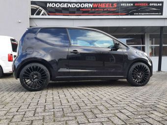 BROCK B24 VELGEN BLACK IN 17 INCH GEMONTEERD ONDER EEN VOLKSWAGEN UP