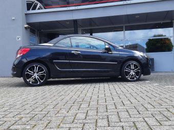 BROCK VELGEN B26 ZWART GEPOLIJST IN 17 INCH GEMONTEERD ONDER EEN PEUGEOT 207