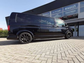 BROCK VELGEN B32 BLACK IN 19 INCH GEMONTEERD ONDER EEN VW TRANSPORTER 