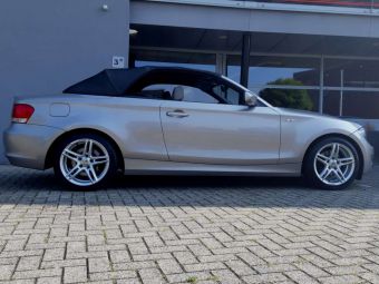 BROCK VELGEN B33 IN 17 INCH SILVER GEMONTEERD ONDER EEN BMW 1 SERIE 