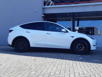 BROCK VELGEN B32 MATT BLACK 19 INCH GEMONTEERD ONDER EEN TESLA MODEL Y