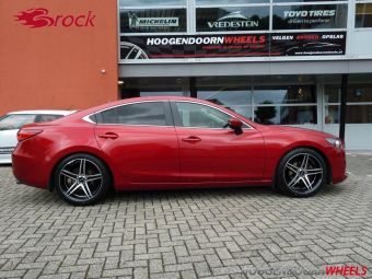 BROCK VELGEN B33 ZWART GEPOLIJST IN 19 INCH GEMONTEERD ONDER EEN MAZDA 6