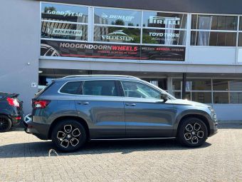 CARBONADO WHEELS BEAST BLACK FRONT IN 16 INCH GEMONTEERD ONDER EEN SKODA KAROQ