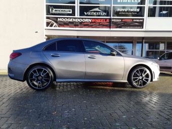 CARBONADO VELGEN EXCELLENT BLACK POLISHED IN 19 INCH GEMONTEERD ONDER EEN MERCEDES A KLASSE 