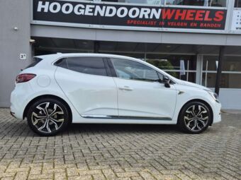 CARBONADO WHEELS PRICE IN 17 INCH BLACK POLISHED GEMONTEERD ONDER EEN RENAULT CLIO