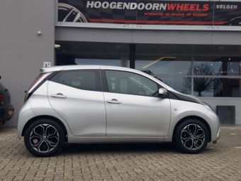 CARBONADO VELGEN REWIND BLACK POLISHED IN 15 INCH GEMONTEERD ONDER EEN TOYOTA AYGO