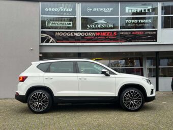 CARMANI 20 LUDWIG BLACK POLISHED IN 19 INCH GEMONTEERD ONDER EEN SEAT ATECA