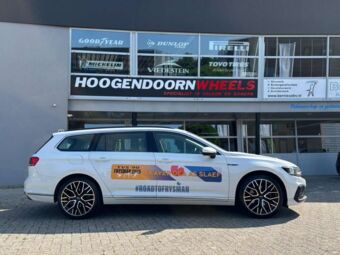 CARMANI 20 LUDWIG BLACK POLISHED IN 19 INCH GEMONTEERD ONDER EEN VOLKSWAGEN PASSAT