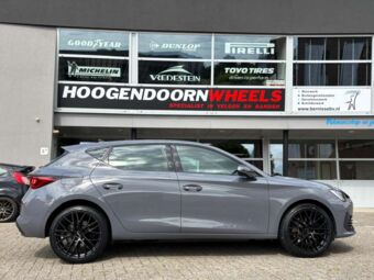 CARMANI 20 LUDWIG BLACK MATT IN 19 INCH GEMONTEERD ONDER EEN CUPRA LEON