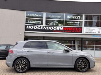 CARMANI 20 LUDWIG BLACK POLISHED IN 17 INCH GEMONTEERD ONDER EEN VOLKSWAGEN GOLF VIII