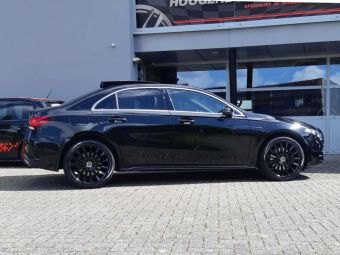 CARMANI CA17 BLACK IN 19 INCH GEMONTEERD ONDER EEN MERCEDES A KLASSE