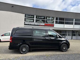 CARMANI CA 17 FRITZ BLACK POLISHED IN 18 INCH GEMONTEERD ONDER EEN MERCEDES VITO