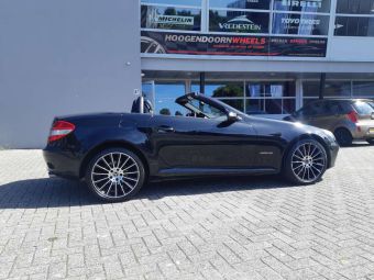 CARMANI CA17 FRITZ BLACK POLISHED IN 18 INCH BREEDSET GEMONTEERD ONDER EEN MERCEDES SLK