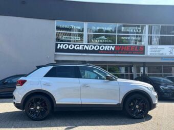 CARMANI CA 23 RUDI BLACK IN 19 INCH GEMONTEERD ONDER EEN VOLKSWAGEN T-ROC
