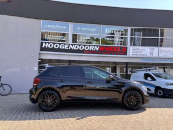 CARMANI CA26 MAX BLACK IN 18 INCH GEMONTEERD ONDER EEN VOLKSWAGEN POLO