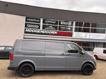 CARMANI CA26 MAX BLACK IN 18 INCH GEMONTEERD ONDER EEN VOLKSWAGEN TRANSPORTER VI