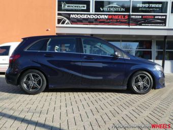 CARAMINI VELGEN CA15 IN HYPER GUN 16 INCH MET WINTERBANDEN GEMONTEERD ONDER EEN MERCEDES B KLASSE