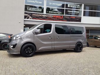 CARMANI CA 13 BLACK IN 19 INCH GEMONTEERD ONDER EEN OPEL VIVARO