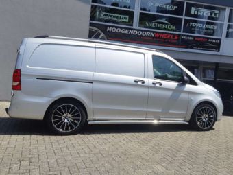 CARMANI VELGEN CA17 FRITZ IN BLACK POLISHED 19 INCH GEMONTEERD ONDER EEN MERCEDES VITO 