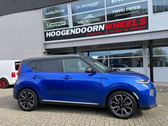 CMS C20 MATT BLACK POLISHED IN 18 INCH GEMONTEERD ONDER EEN KIA SOUL III